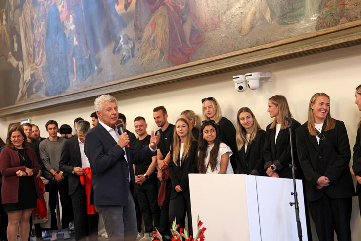 Oberb&uuml;rgermeister Dieter Reiter und Sportb&uuml;rgermeisterin Verena Dietl (li.) haben die FC Bayern Fu&szlig;ballerinnen im Rathaus empfangen und ihnen zur Deutschen Meisterschaft gratuliert (Foto: Michael Nagy/Presseamt)